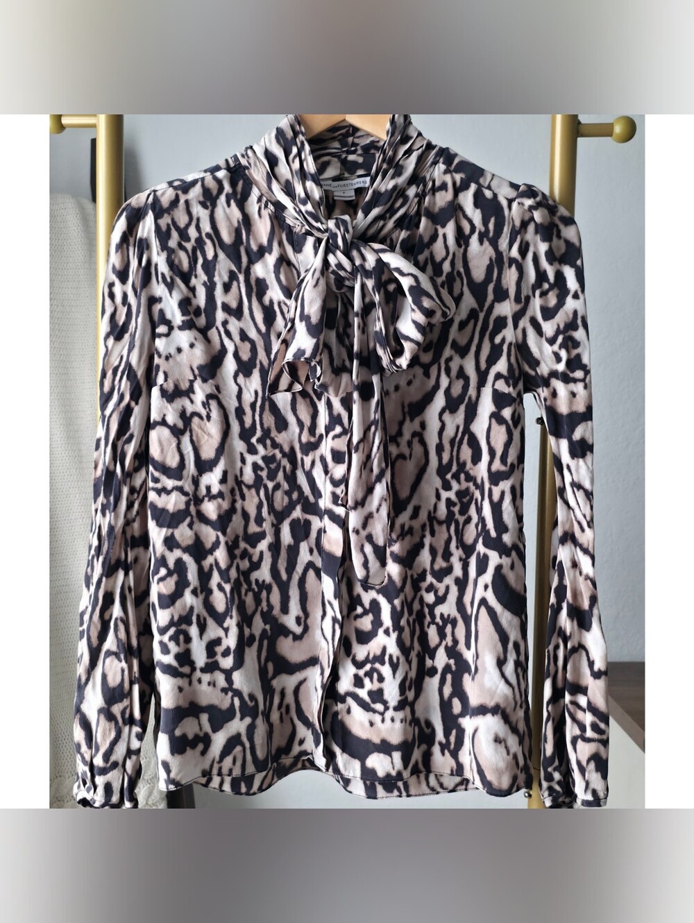 Diane von Furstenberg Tie-Neck 100% Silk Blouse Animal Print Size 8/Medium
